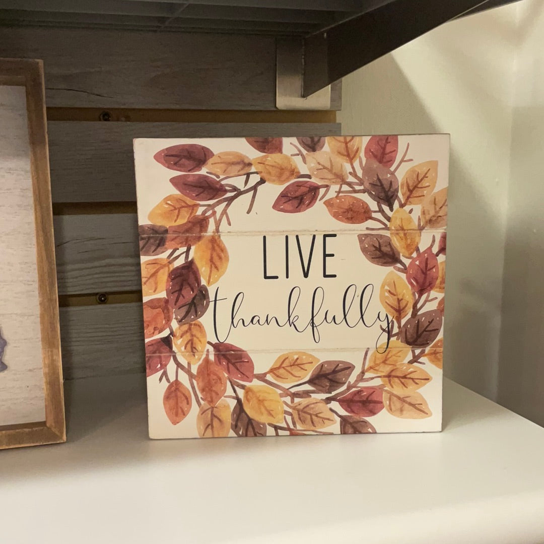 Live Thankfully Pallet sign