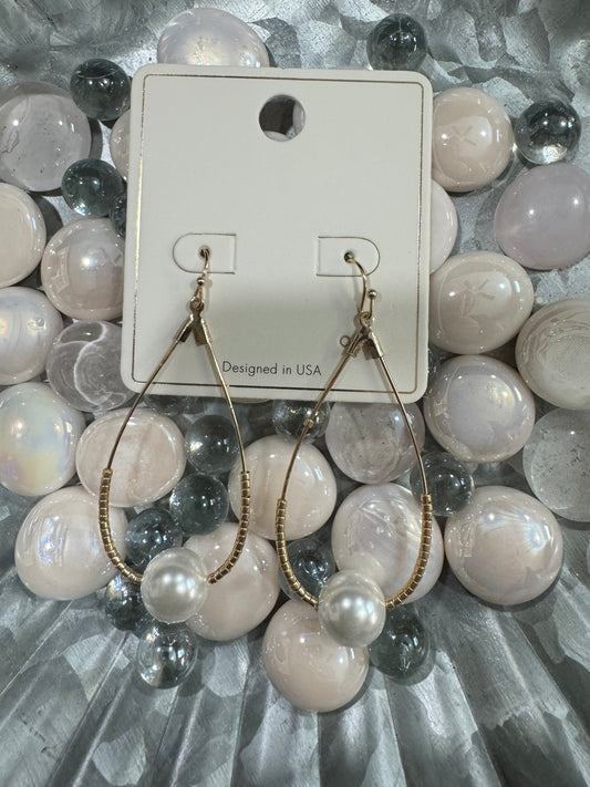 Teardrop earrings with pearl