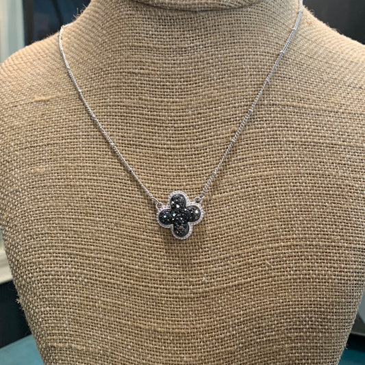 Paved clover necklace