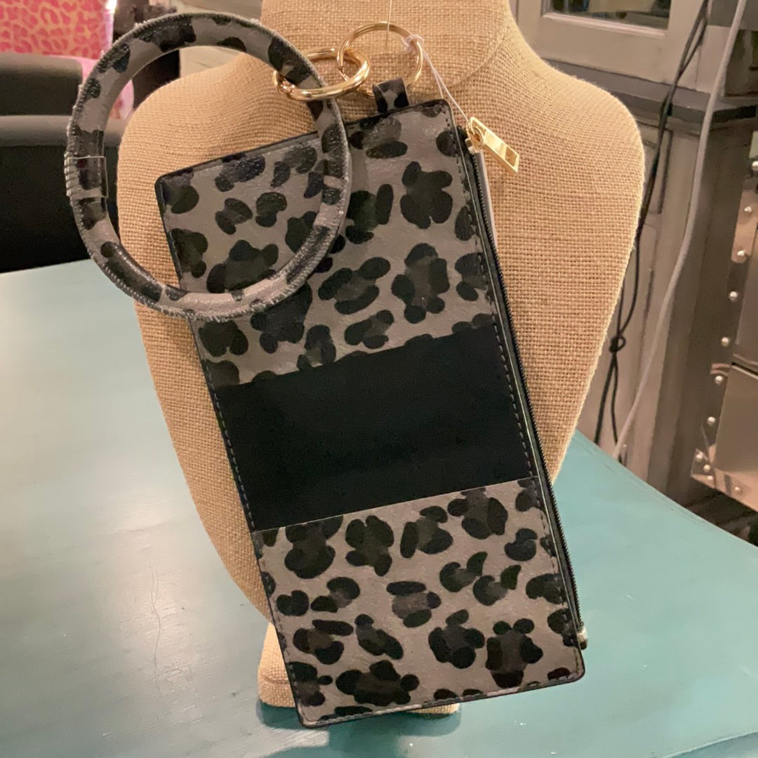Wristlet pouch